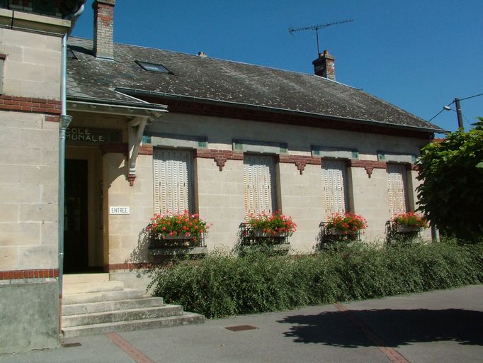 Mairie de Chevregny et ancienne école primaire actuel musée départemental de l'Ecole publique
