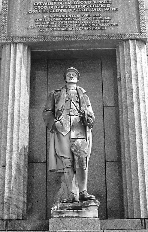 Statue colossale : André Bouxin en tenue de lieutenant