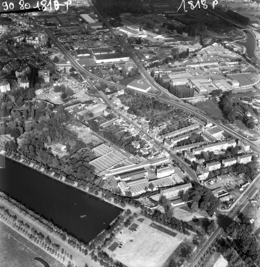 Anciens moulins, devenus filature de laine des Cours, puis David et Huot, David et fils, puis laiterie industrielle des Fermiers Réunis