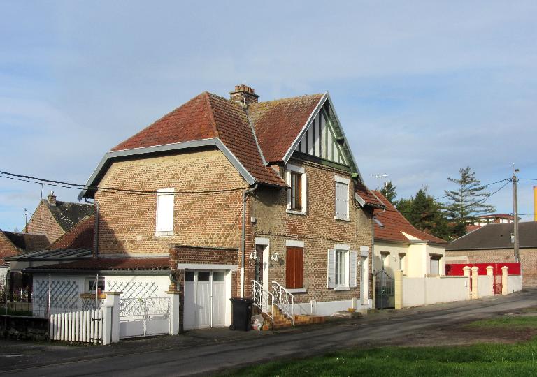 Ancienne sucrerie Bernot, puis Société Industrielle et Agricole de la Somme (SIAS), devenue usine de produits chimiques SICAC, puis Evonik-REXIM