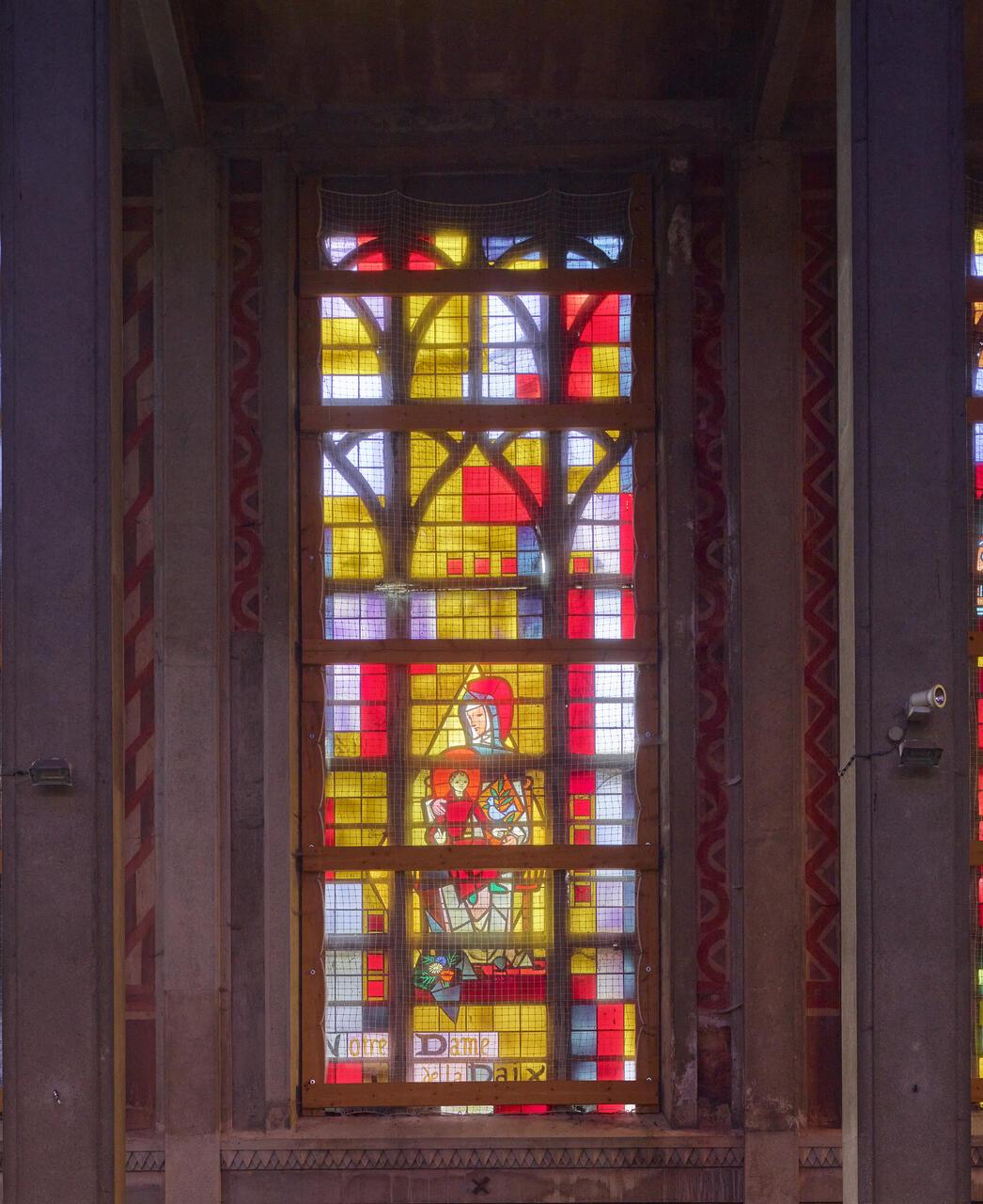 Verrière figurée : Notre-Dame de la Paix (baie 18)