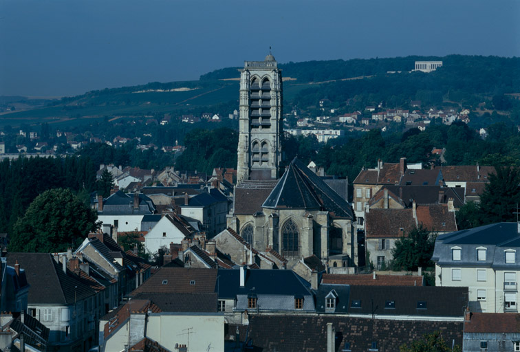 Vue générale du quartier de l'église Saint-Crépin avec le clocher ; vue depuis la plateforme du château.