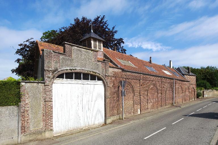 Vue extérieure de trois-quarts des anciens établissements A. Maclaire, ateliers et fonderies du Vimeu depuis la rue du 8 mai. 