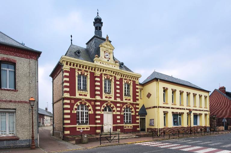 Ancienne école primaire de garçons et mairie du village de Fressenneville, actuellement mairie et bibliothèque