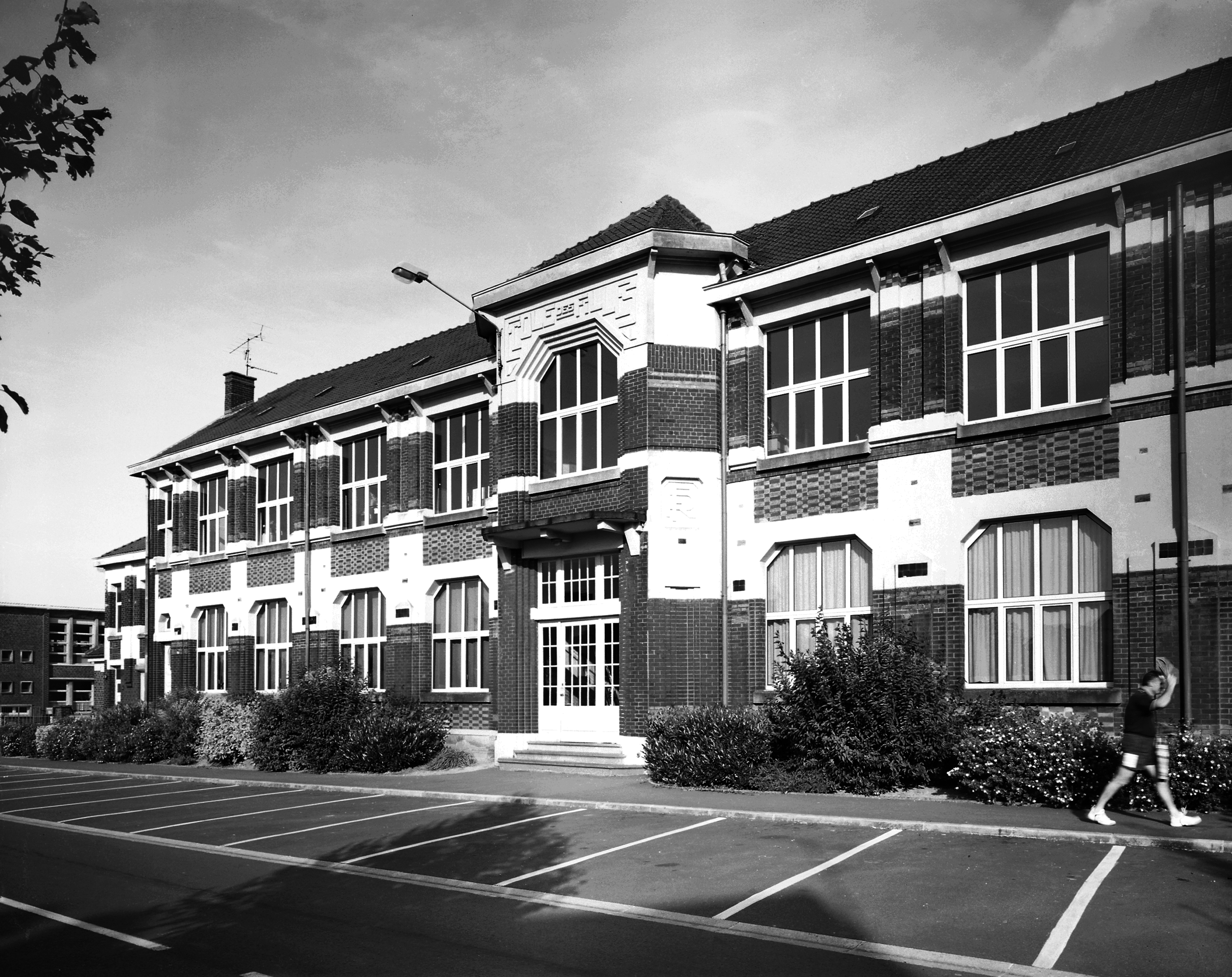 Bains douches, école primaire et poste, actuellement école primaire Marie-Curie