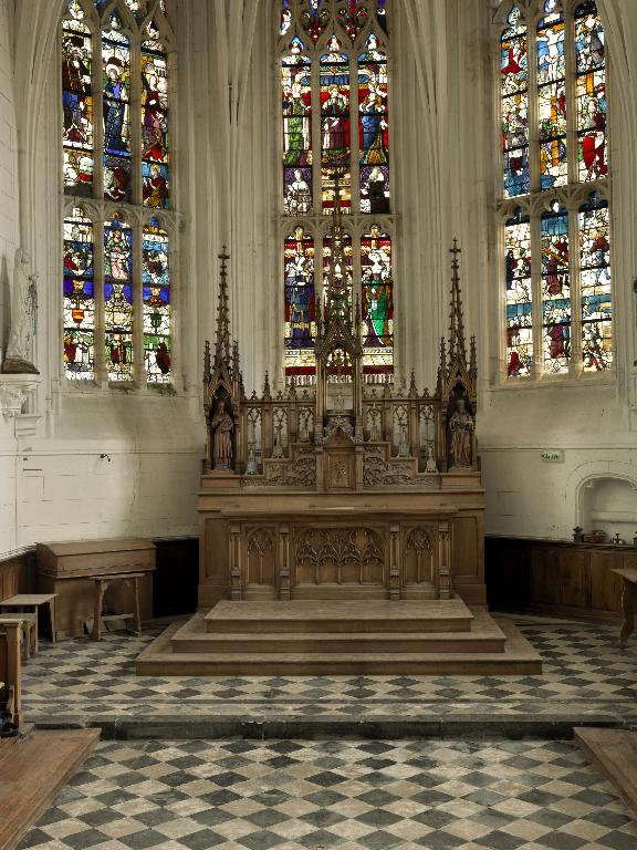 Ensemble du maître-autel et deux autels secondaires de la Vierge et de saint Joseph, de style néogothique