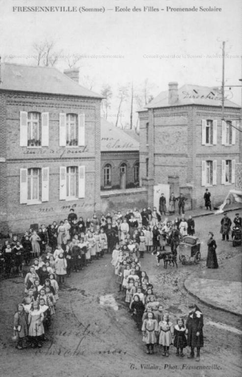 Ancienne école primaire mixte et mairie, devenue école de filles de Fressenneville (actuelle garderie d'enfants dite Nid d'ange)