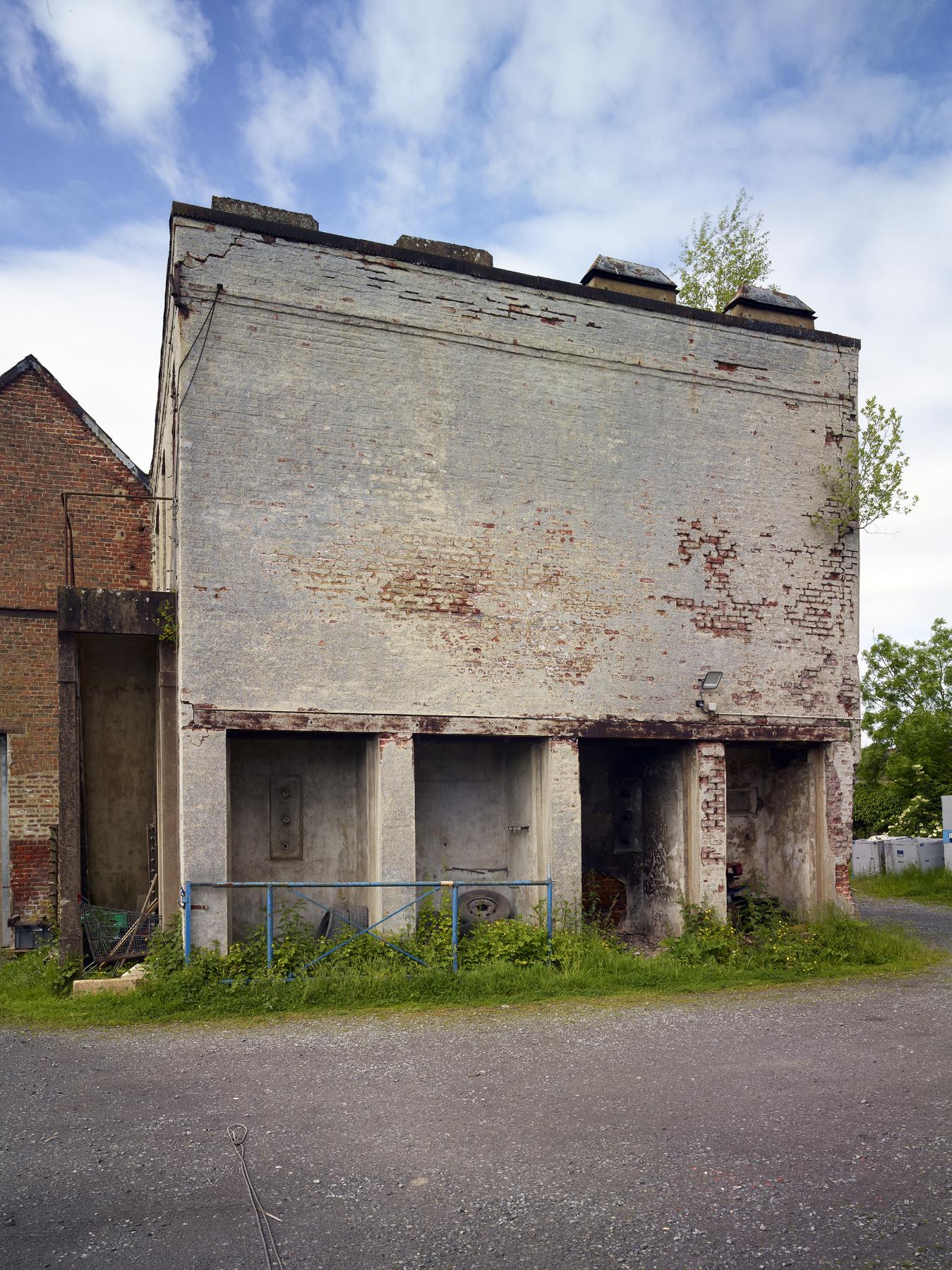 Filature et tissage de laine peignée Théophile Legrand, puis Les fils de Théophile Legrand, puis tissage et usine de construction mécanique Adrien Legrand & Cie, actuellement entrepôt industriel de la communauté d'Emmaüs