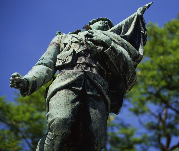 Statue (figure colossale) : Soldat au drapeau