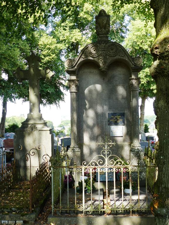 Tombeau (stèle funéraire) de la famille Henaux-Bruxel