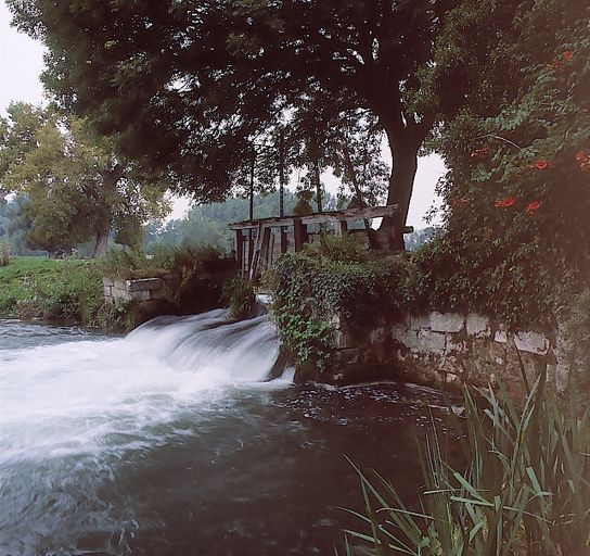 Ancien moulin à farine de Bonnières, puis usine de roulements Burnouf, puis Renard, puis scierie Vandeputte, devenu maison