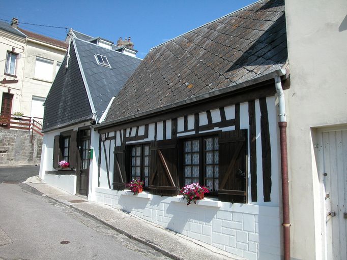 Maison ancienne avec pans de bois apparents, 12 ruelle de la Grande-Rue.