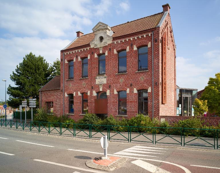 Ancienne école primaire de filles de Bruille-Saint-Amand, actuellement médiathèque