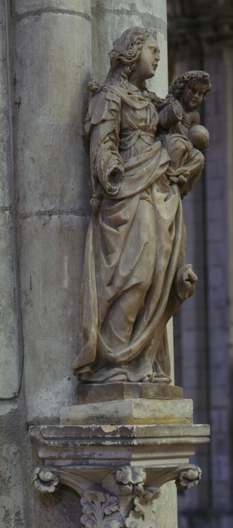 Ensemble des six statues (petites natures) de l'ancien maître autel : Vierge à l'Enfant, saint Quentin, Charlemagne, Saint Louis, Aaron, Melchisédech