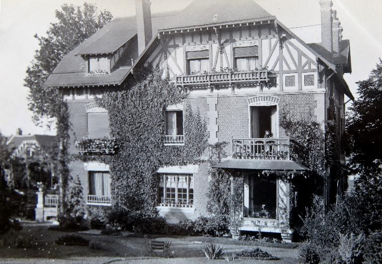 Ancienne villa Grand-Mère, devenue demeure de l'industriel Alfred Maguin, puis d'Abel Maguin, actuelle mairie de Charmes