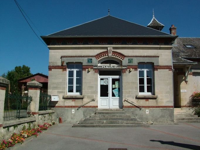 Mairie de Chevregny et ancienne école primaire actuel musée départemental de l'Ecole publique