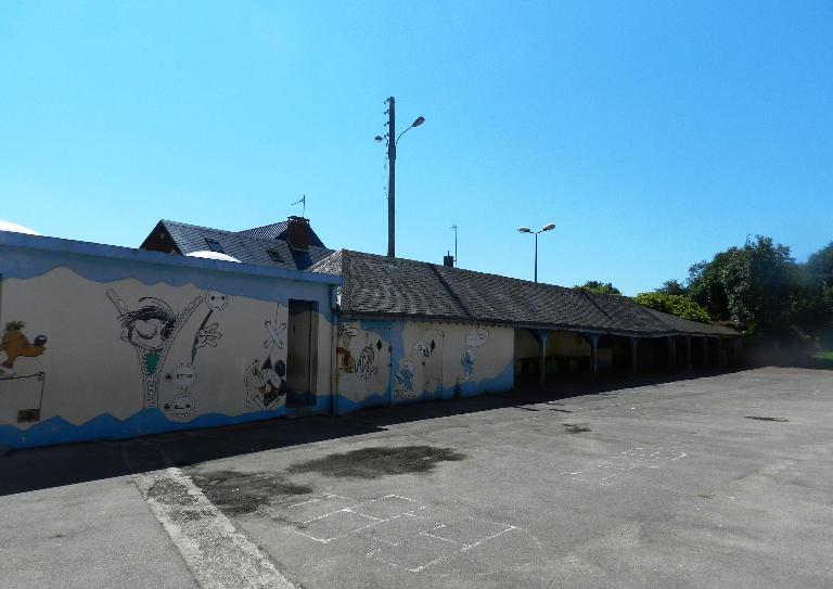 Ancienne école primaire de garçons et mairie du village de Fressenneville, actuellement mairie et bibliothèque