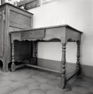 Table de milieu, de style Louis XIII