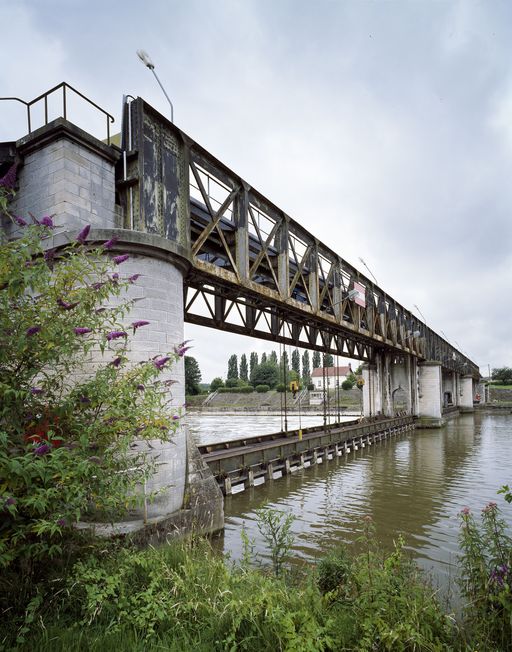 Ecluses sur l'Oise canalisée à Pont-Sainte-Maxence