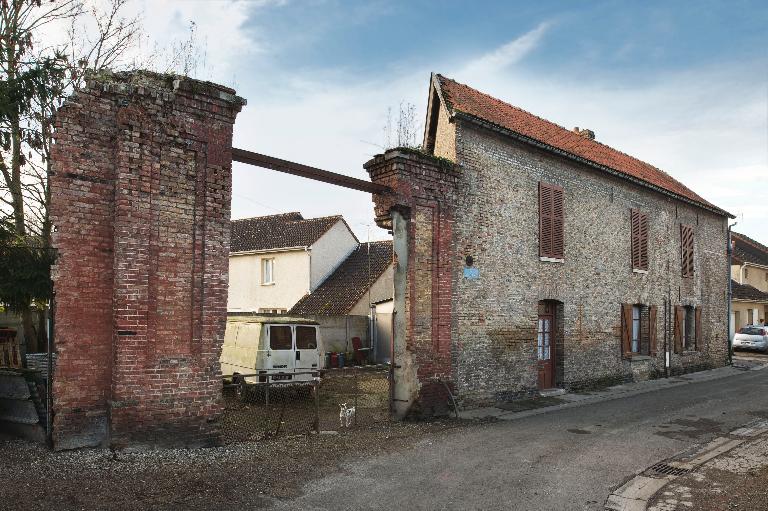 Ancien moulin à blé Hullin, puis filature de laine et de lin Vayson, puis Liénard, puis de l'Union Linière de Pont-Remy, puis tissage de jute Saint Frères, dite Usine du Bas, aujourd'hui lotissement concerté des Moulins