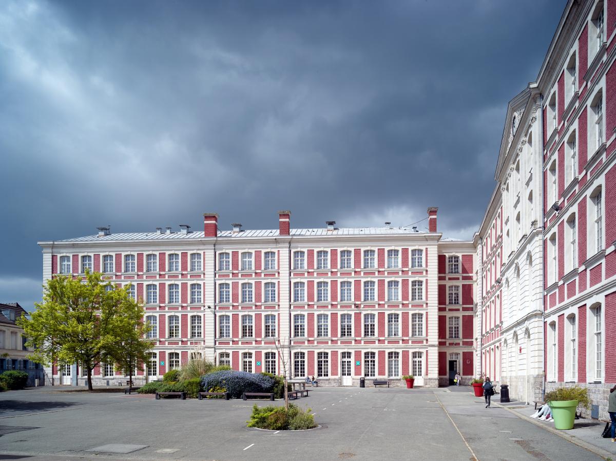 Ancien collège Saint-Vaast, puis collège Saint-Edmund, puis collège de jeunes filles, actuellement lycée Jean-Baptiste Corot