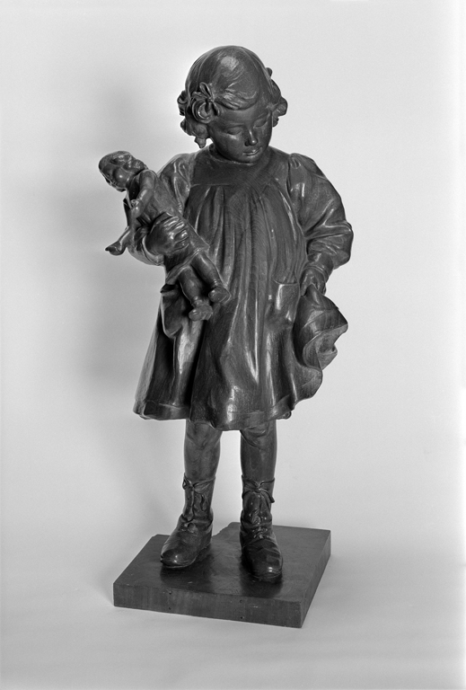 Statue : l'enfant à la poupée