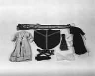 Ensemble de vêtements liturgiques (soutane, aube, chasuble, étole, manipule, cordon, calice, voile de calice)