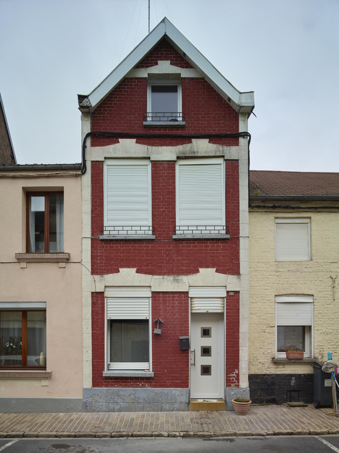 Maison à pignon sur rue couvert
