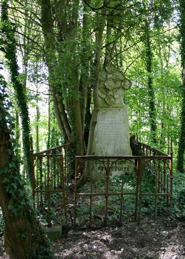 Tombeau (stèle funéraire) de famille du chanoine Ludovic François Lucas de Genville