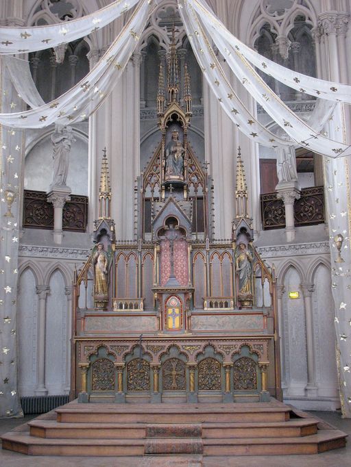 Ensemble du maître-autel (autel, tabernacle, exposition, socles, de style néo-gothique)