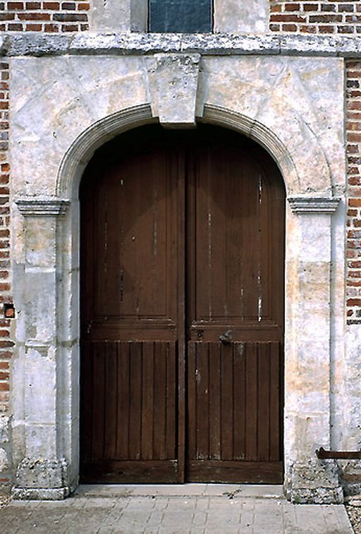 Eglise paroissiale fortifiée et cimetière Saint-Remi de Logny-lès-Aubenton