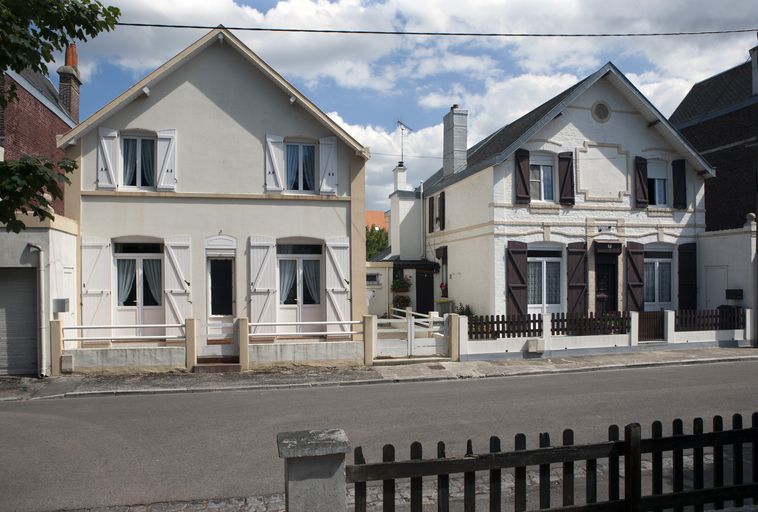 Ensemble de deux maisons à deux unités d'habitation