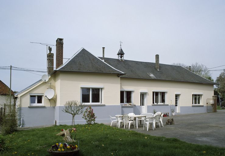 Ancienne mairie et école de Vauchelles-lès-Domart, actuellement mairie et logement