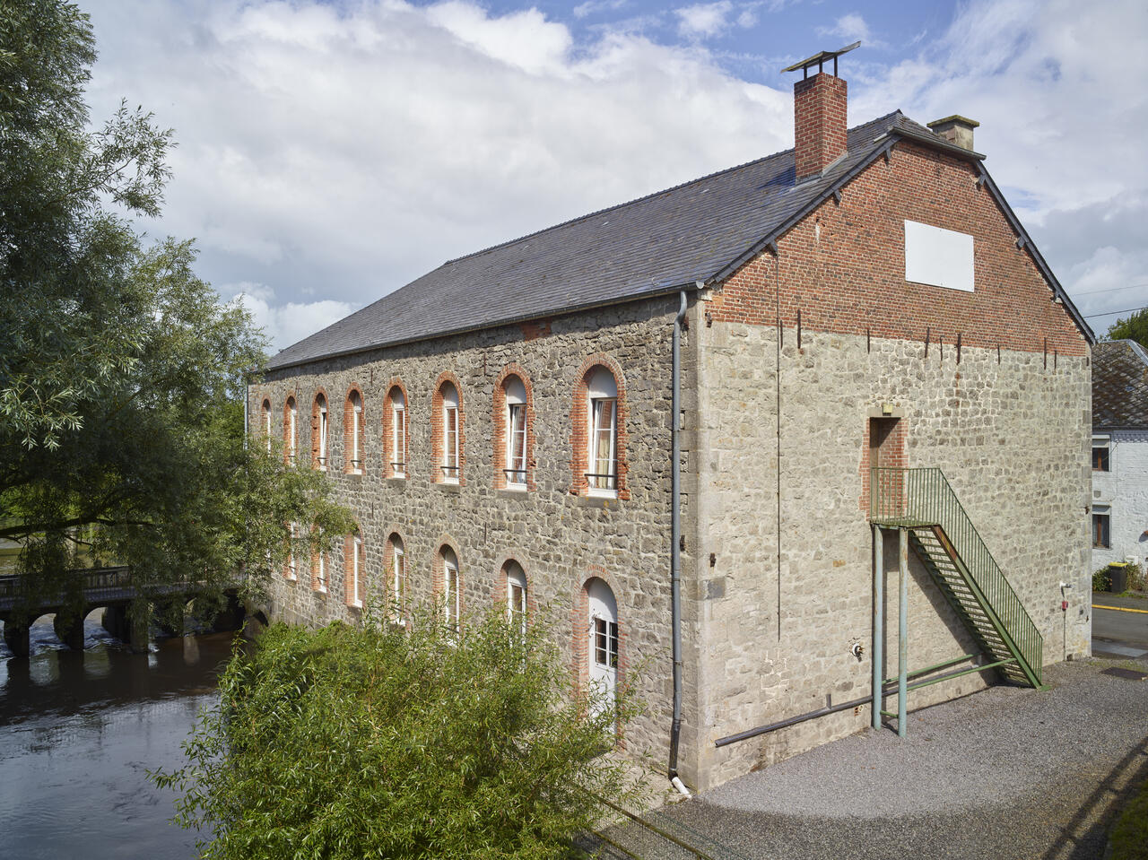 Moulins à blé, puis filature de laine peignée Caudry-Goutierre, puis Coilot-Caudry, puis Pécqueriaux-Lebrun, puis usine génératrice d'énergie, actuellement immeuble à logements et auberge et gîte du Moulin