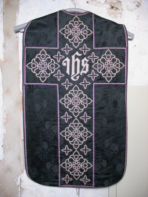 Ensemble : chasuble, étole, manipule (ornement noir)