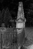 Monument aux morts de la guerre de 1870 (à la mémoire des combattants de la Bataille de l'Hallue) et de la guerre de 1914-1918. Devant la stèle (signée Boulenger à Heilly), enclos de tombe militaire.