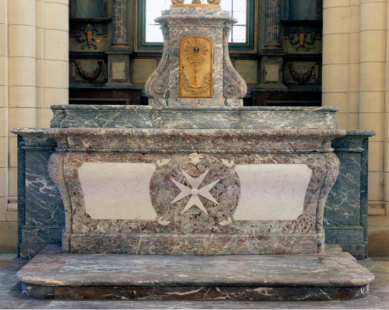 Ensemble du maître-autel (autel tombeau, degré d'autel, gradin d'autel)