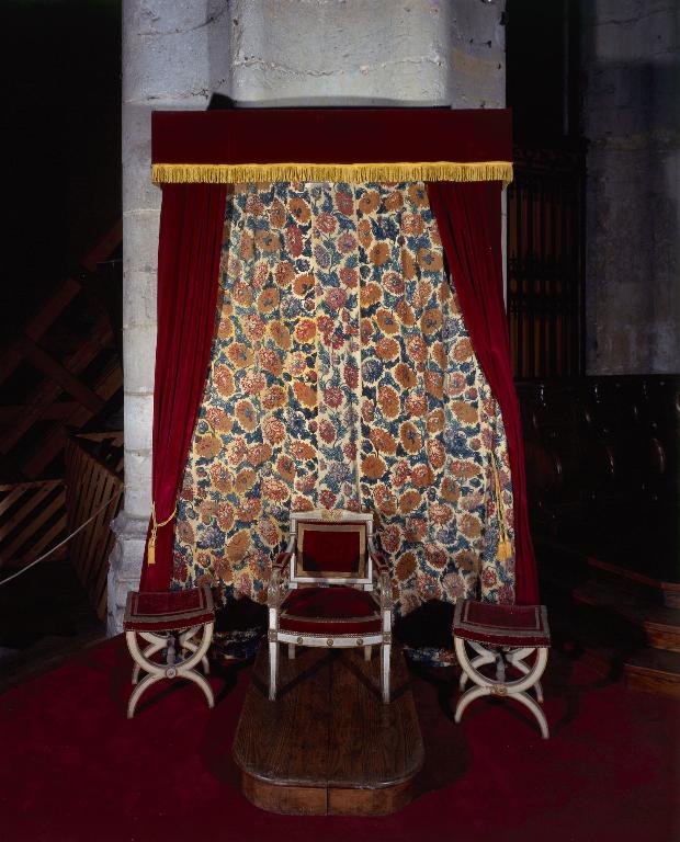 Ensemble de l'ornement de la chaire épiscopale (baldaquin d'étoffe, deux housses, tentures de la chaire épiscopale)