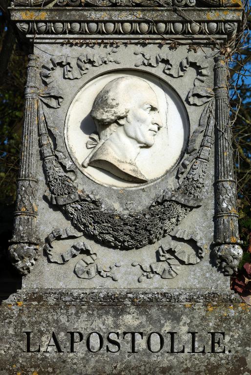 Bas-relief : portrait de profil de Léonce Lapostolle