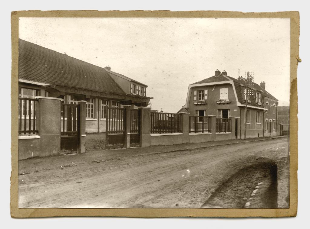 Ancienne école de garçons de Villers-Bretonneux (actuelle école primaire Victoria et musée franco-australien).