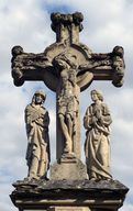 Le décor sculpté de la clôture de l'enclos funéraire de la famille de Berny : Calvaire, la Vierge de Pitié