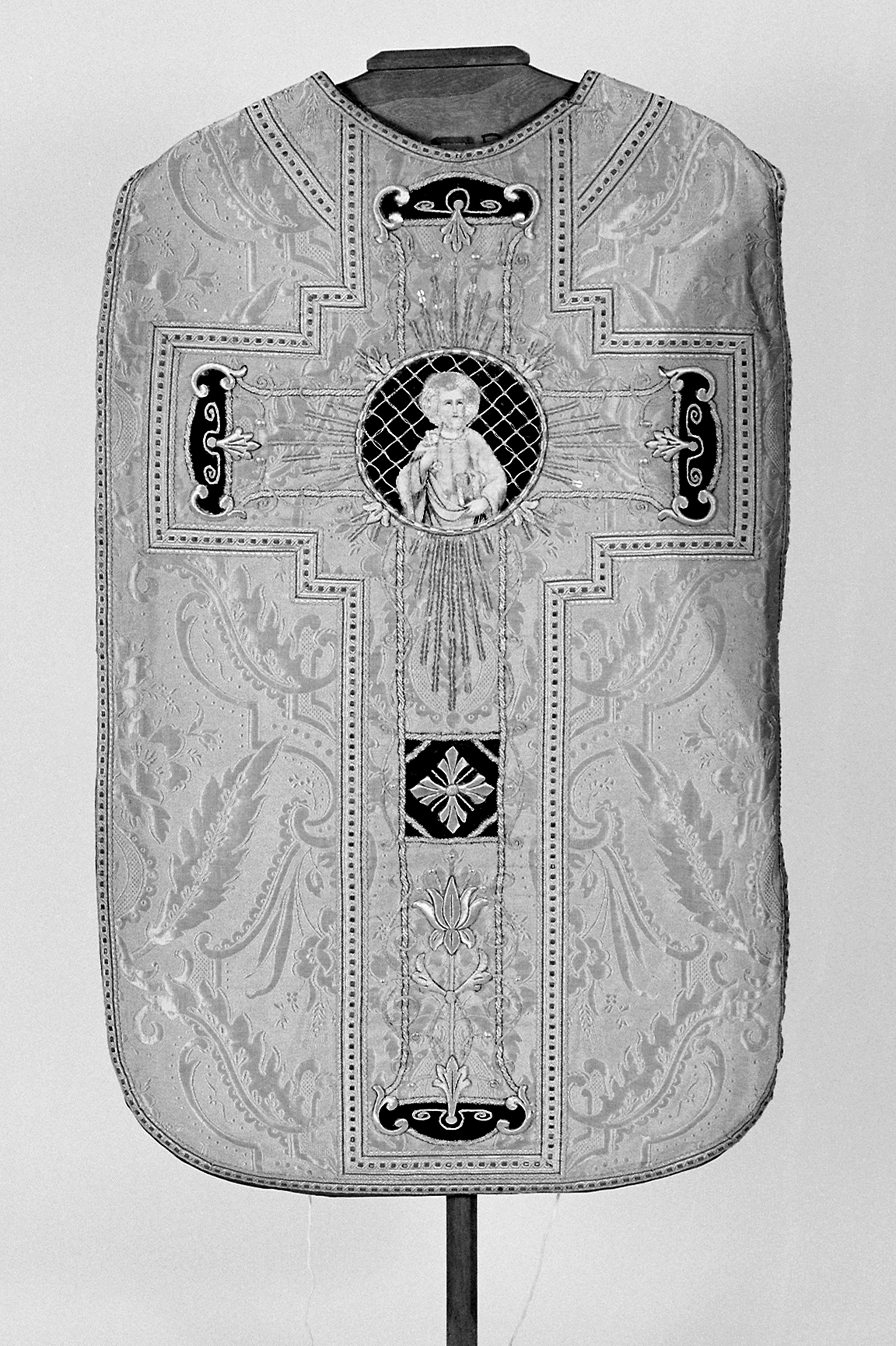 Chasuble, deux dalmatiques, étole, trois manipules, voile huméral, bourse de corporal, voile de calice (ornement doré) : saint Pierre.