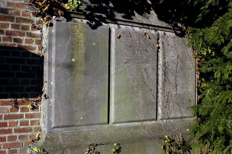 Tombeau (stèle funéraire) de la famille Aclocque et Bonhomme (ancien enclos funéraire)