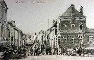 La rue de la Poste, chaussée Brunehaut, avec le nouveau bâtiment de Poste, à droite, vers 1905 (coll. part.).