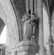 Statue : Vierge à l'Enfant.