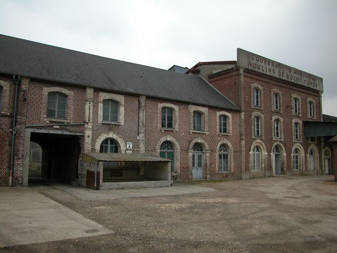 Ancien moulin à foulon et moulin à huile Ducarroy, puis moulin à farine Adam, devenu minoterie et usine de tabletterie Lanquepin, puis minoterie Mahieu, puis Coopérative agricole de Rochy-Condé