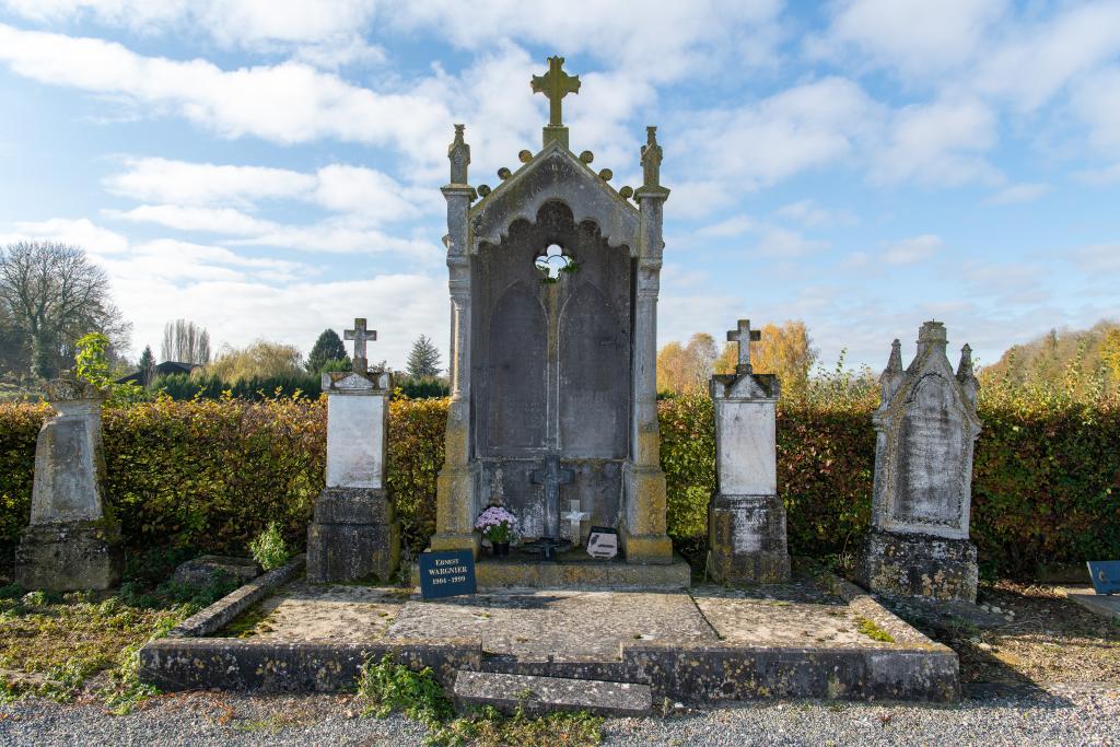 Enclos funéraire de la famille Dannelle-Carlier-Legrand avec stèles et tombeau en forme de niche, 2e moitié du 19e siècle. 