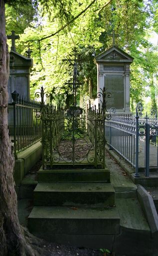 Tombeau (croix funéraire) de la famille du serrurier François Tambini