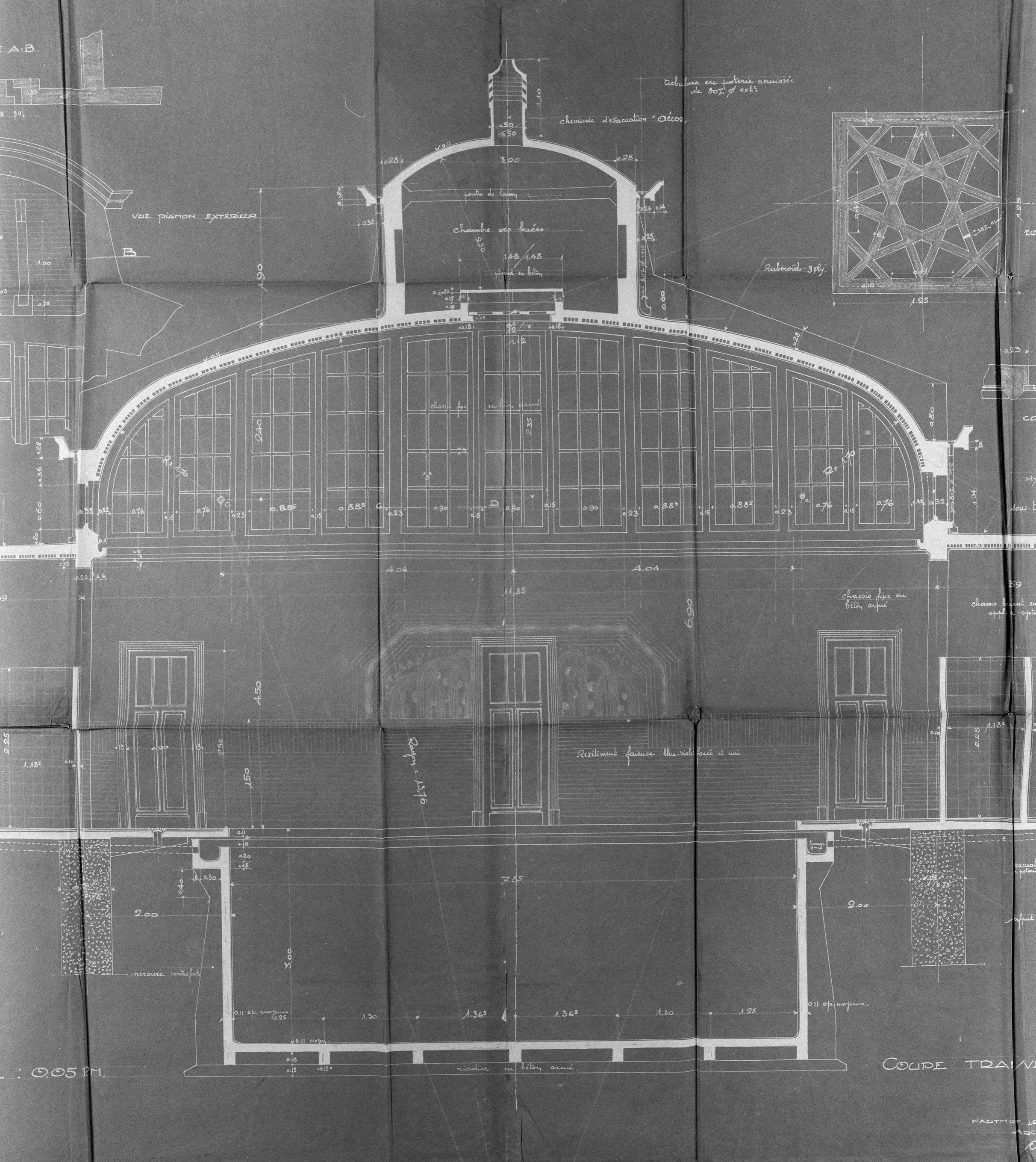 Anciens bains-douches et piscine