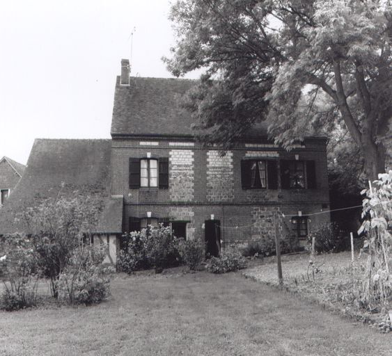 Ancien moulin à farine de Bonnières, puis usine de roulements Burnouf, puis Renard, puis scierie Vandeputte, devenu maison